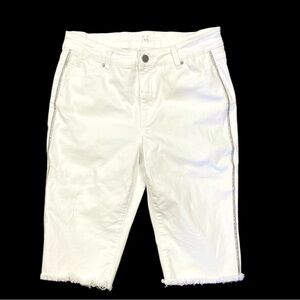 MELANIE LYNN SZ 12 crisp white/silver edging stretch raw hem Bermuda short/capri